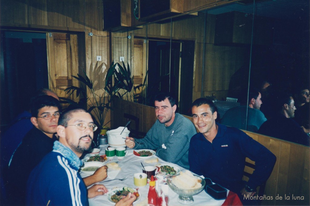 Cenando en el Hotel Wolfram. De izquierda a derecha: Quique, Jesús Santana, Joaquín y Jesús Andújar